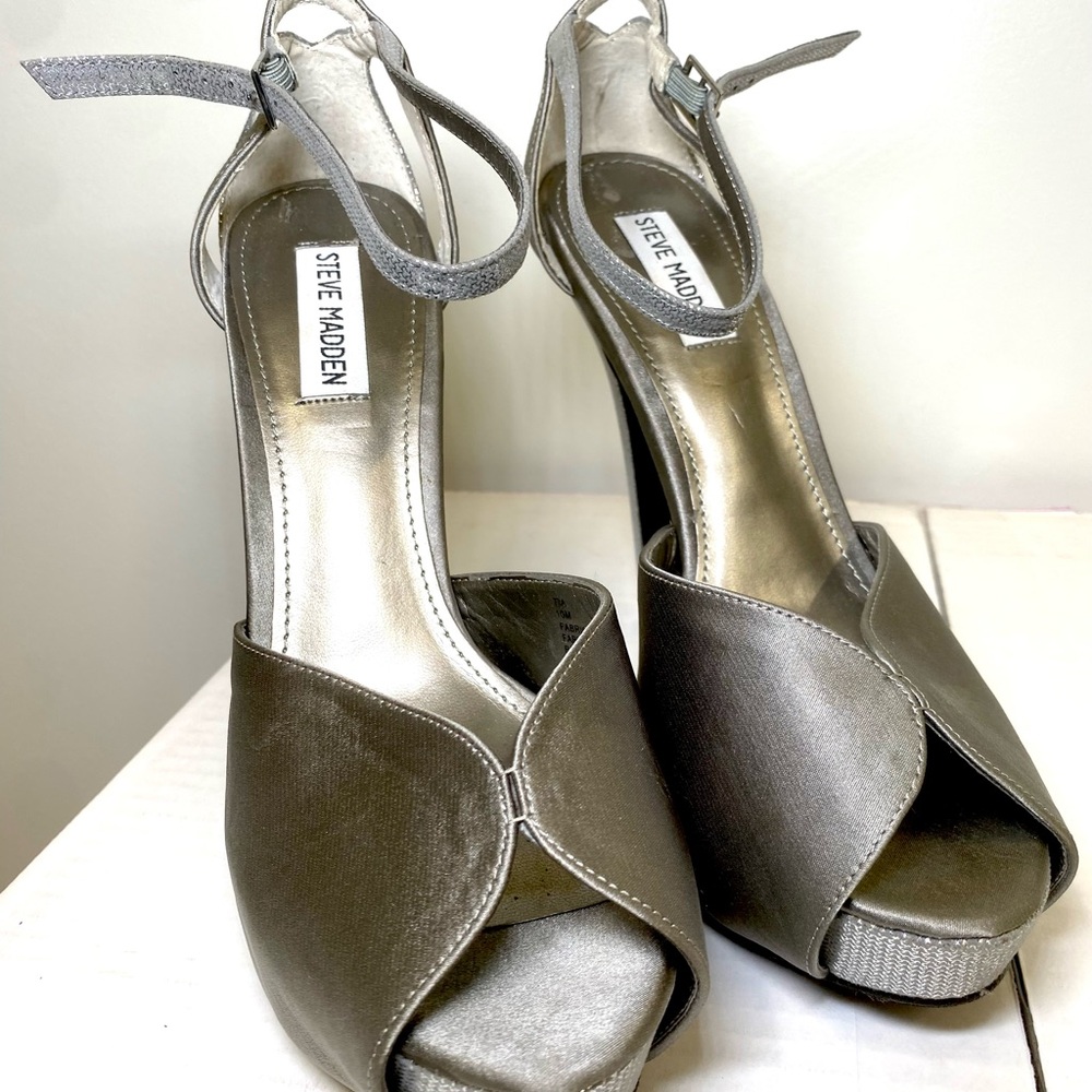 Steve Madden Metallic Silver Peep-Toe Heels